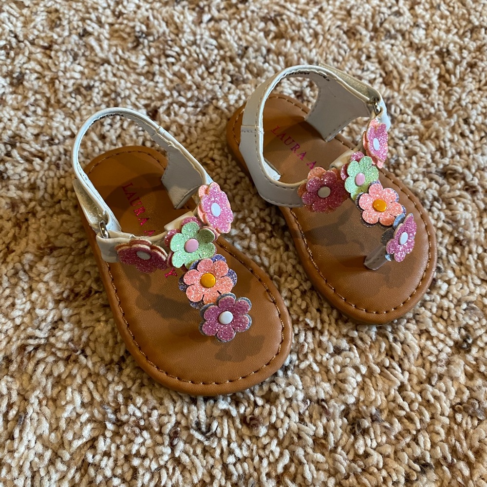 NWOT Laura Ashley brand baby girl’s flower sandals size 3 🌸